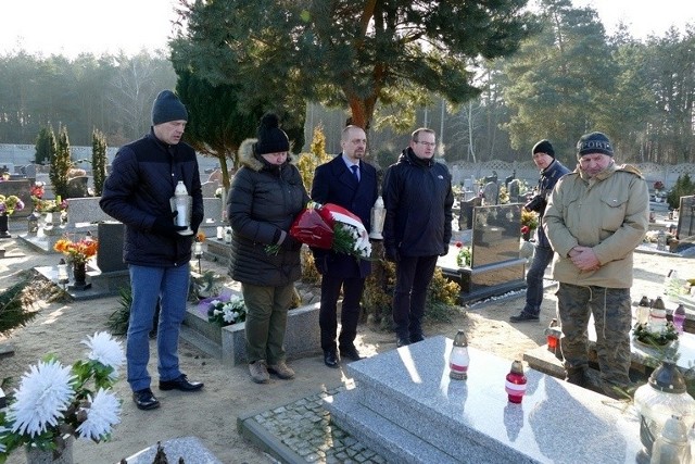 1 marca 2018 roku z okazji Narodowego Dnia Żołnierzy Wyklętych przewodnicząca Rady w Więcborku Grażyna Witczak, burmistrz Waldemar Kuszewski, zastępca Jacek Masztakowski, radny Wojciech Janicki i przedstawiciele Kurkowego Bractwa Strzeleckiego - Kazimierz Wilczyński, Romuald Adamski i Jan Szylka złożyli kwiaty oraz zapalili znicze na grobach żołnierzy niezłomnych: Stanisława Gębala, Zbigniewa Madeja oraz Emila Cuprysia. >> Najświeższe informacje z regionu, zdjęcia, wideo tylko na www.pomorska.pl 