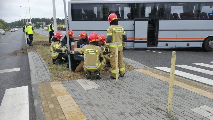 Groźny wypadek na ulicy Toruńskiej we Włocławku. Autobus zderzył się z osobówką [zdjęcia]