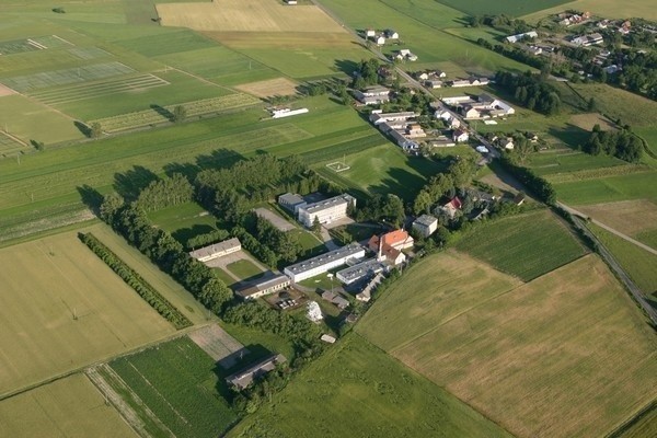 Stacja w Krzyżewie podlega pod Centralny Ośrodek Badania Odmian Roślin Uprawnych w Nowej Słupi.