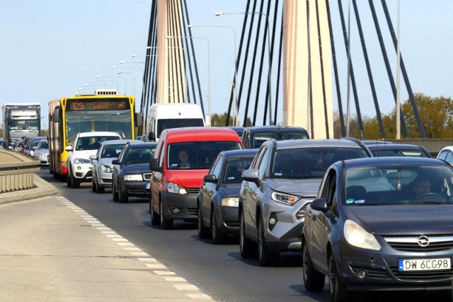 Dziś (24 maja) po godzinie 13:00 na most Milenijny rozpoczęła się na moście Milenijnym we Wrocławiu akcja ratownicza, po próbie samobójczej. Młodą kobietę uratował przechodzień./zdjęcie ilustracyjne