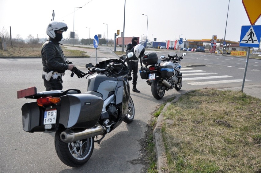 Lubuska policja patroluje drogi w regionie na motocyklach.