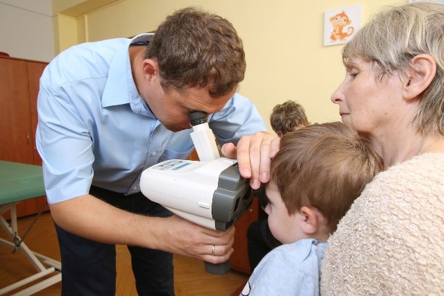2-letni Aleksander Żarnowiec przyszedł na badanie z babcią Eleonorą. Na zdjęciu z doktorem Krzysztofem Cieślikiem.