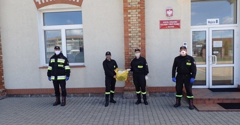 Strażacy z Grajewa oraz Ławska stworzyli maseczki wielorazowego użytku. Zostały przekazane pracownikom Szpitala w Grajewie (zdjęcia)
