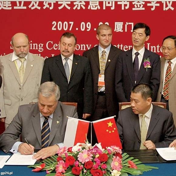 Słupsk nawiązał współpracę z prawie półtoramilionowym chińskim Xiamen w 2007 roku. Maciej Kobyliński podpisuje list intencyjny.