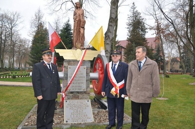 Od lewej: szef Solidarności PKP w Szczecinie Adam Ratyński oraz szczecineccy kolejarze na emeryturze Stefan Przyborek i Jerzy Rogoziński przed pomnikiem św. Katarzyny. 