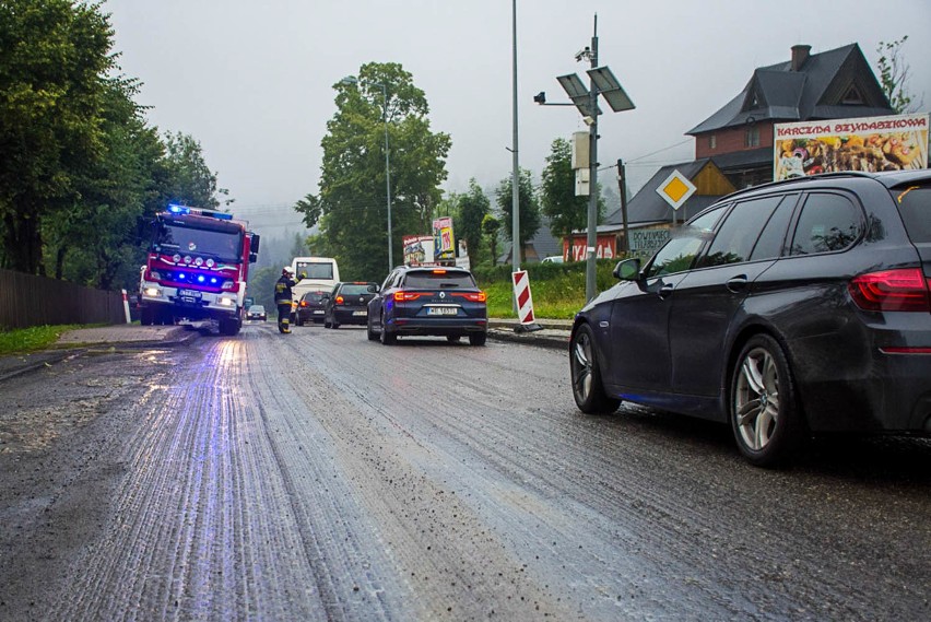 Kościelisko. Kilkukilometrowa plama oleju. Strażacy wezwali policję [ZDJĘCIA]