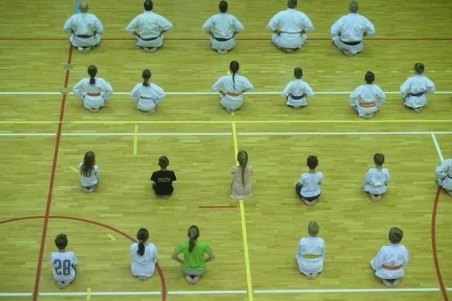 W sobotę w Toruniu odbyły się Światowe Dni Karate „100 Kata Challenge”. Wydarzenie odbyło się w sali bocznej hali Arena Toruń. Wzięły w nim udział toruńskie kluby: Toruński Klub Karate Kyokushin, Klub Sportów i Sztuk Walki Samurai Spirit Dojo oraz MKKT Nikobushi. Organizatorem był klub Kumade.- „100 Kata Challenge" odbywa się w Polsce po raz pierwszy. Celem spotkania jest zjednoczenie japońskich sztuk walki z regionu oraz podjęcie wspólnego wyzwania w treningu wytrzymałości, budowania ducha walki, pokonywania własnych słabości i szacunku do tradycji – informują organizatorzy. - Wyzwanie polega na wykonaniu w trakcie jednego treningu, 100 kata (formy). Jego głównym założeniem jest zjednoczenie ducha różnych sztuk walki i wcielenie w życie starego okinawskiego powiedzenia „ichariba chodei" – „Kiedy się spotkamy, jesteśmy rodziną".Klimat w kraju się zmieni. Zagrożenie dla Polski i świata.