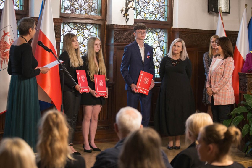 Słupscy uczniowie wyróżnieni. Wręczono im stypendia Prezydenta Miasta Słupska