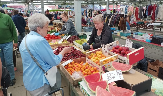 Pani Dorota Czenkusz, która sprzedaje owoce i warzywa od wielu lat twierdzi, że mamy szczyt sezonu truskawkowego