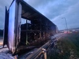 Spalona ciężarówka na autostradzie A4. Utrudnienia wciąż trwają. Trzeba wymienić bariery energochłonne