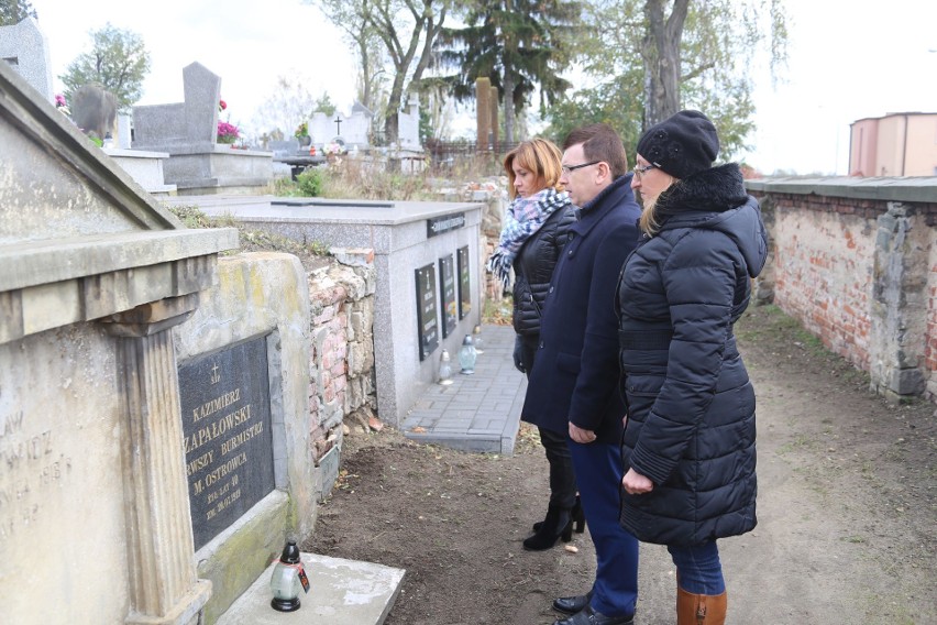Prezydent Ostrowca odwiedza groby swoich poprzedników