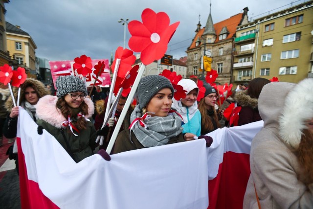 W weekend świętujemy setną rocznicę odzyskania przez Polskę niepodległości. Z tej okazji we Wrocławiu zaplanowano wiele wydarzeń. Będzie radosna parada, bieg z wąsem, spływ kajakowy, piknik wojskowy, czy wsp&oacute;lne śpiewanie.ZOBACZ NA NASTĘPNYCH SLAJDACH WYDARZENIA ZWIĄZANE ZE ŚWIĘTEM NIEPODLEGŁOŚCI&lt;script class=&quot;XlinkEmbedScript&quot; data-width=&quot;854&quot; data-height=&quot;480&quot; data-url=&quot;//get.x-link.pl/2d185644-6a74-004e-670b-69705b53ef83,82f4b97f-6e79-c67e-eadf-983bd9ede7e5,embed.html&quot; type=&quot;application/javascript&quot; src=&quot;//prodxnews1blob.blob.core.windows.net/cdn/js/xlink-i.js?v1&quot;&gt;