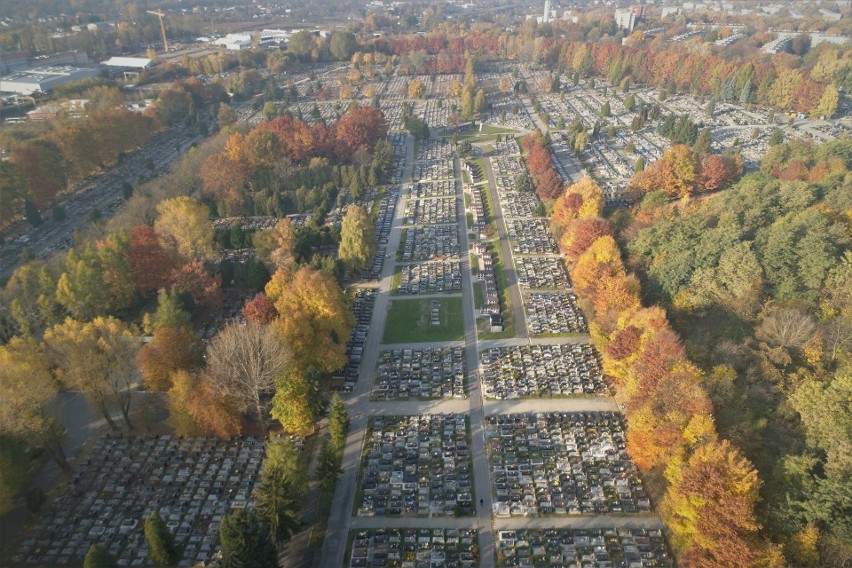 Kraków. Widok z góry na dwie największe nekropolie w mieście. Cmentarz Grębałów i Batowicki na ZDJĘCIACH Z LOTU PTAKA 31.10.2021