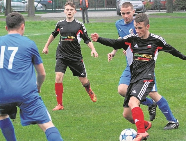 Mimo wygranej w Wiśniowej piłkarze Kolbuszowianki Kolbuszowa (w czarnych koszulkach) nie zdołali utrzymać się w czwartej lidze.