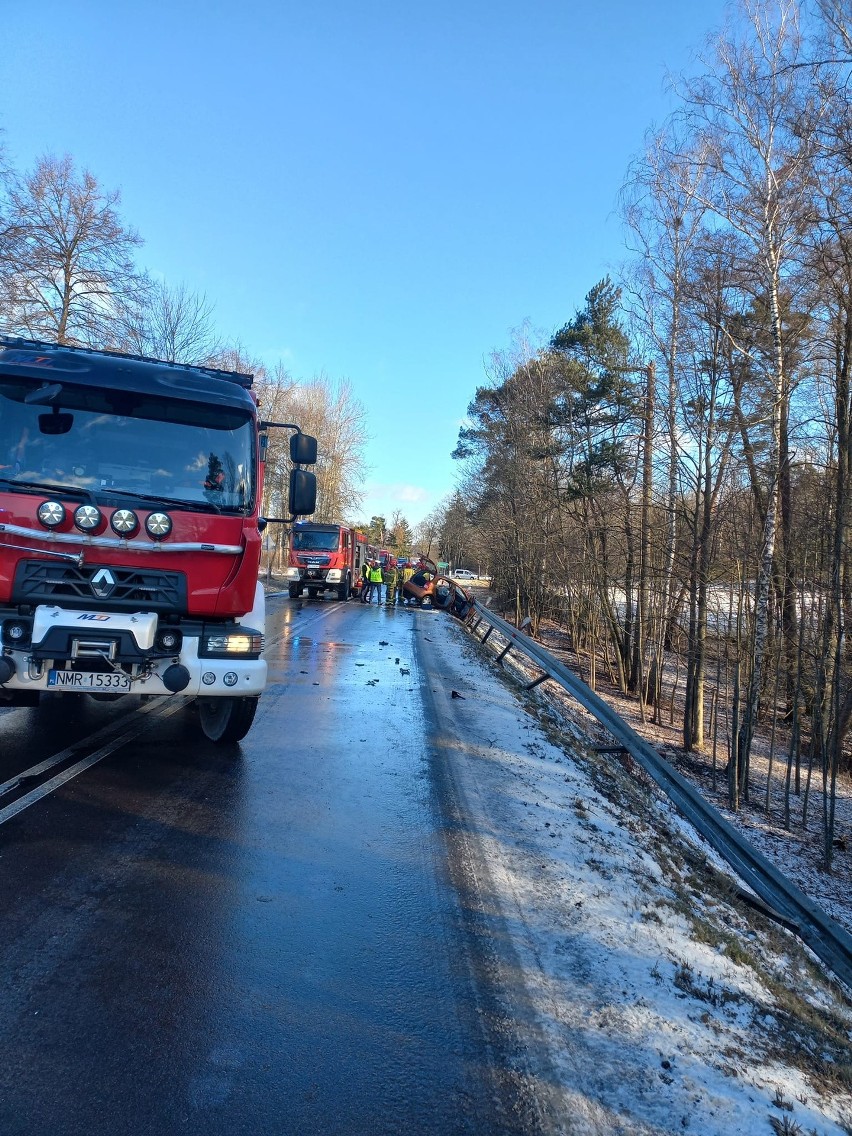 Wypadek na DK 59. Ciężarówka zderzyła się z osobówką. Trzy osoby w szpitalu