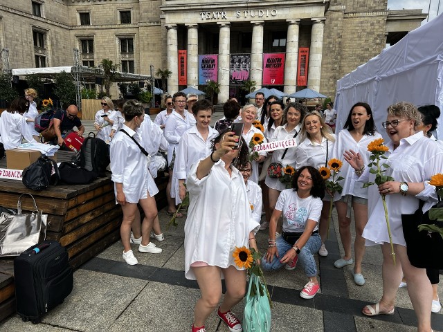 Uczestniczki akcji "Zobacz więcej" występują w białych koszulach, tak jak podczas sesji zdjęciowej w Warszawie