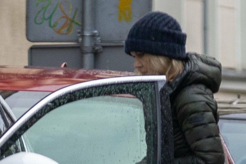 Paparazzi uchwycili moment, jak wysiadała ze swojego auta
