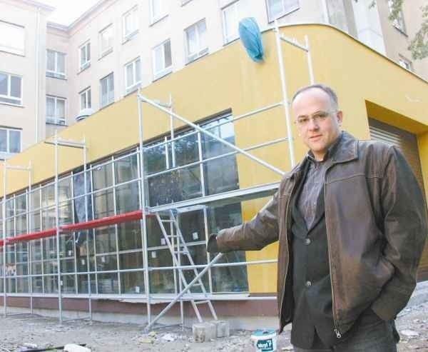- Budynek dla karetek jest już prawie gotowy - pokazuje Mariusz Grochowski, dyrektor szpitala.