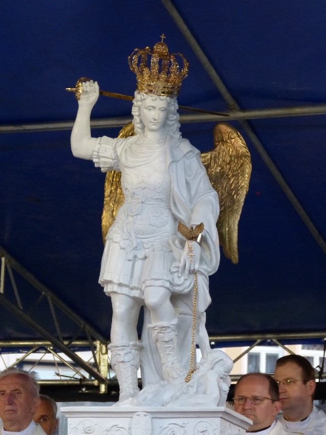 Figura świętego Michała Archanioła z Sanktuarium na Gargano odwiedza polskie parafie od ponad roku.