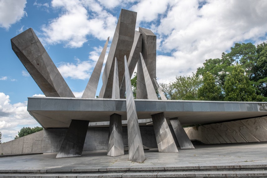 Coroczna renowacja pomnika Armii Poznań zakończona. Monument...