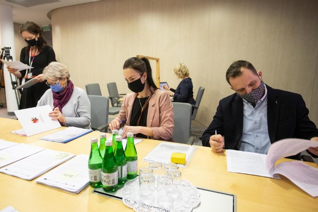 Pierwsze umowy podpisano we wtorek 21 grudnia w siedzibie Urzędu Marszałkowskiego w Toruniu. Bydgoscy przedsiębiorcy umowy podpisywali w delegaturze UM w Bydgoszczy.