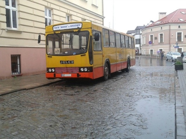 Kierowca autobusu nie znalazł miejsca na swoim parkingu, więc musiał go zaparkowac kawałek dalej, na jezdni.