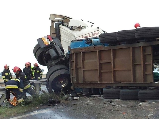 Do wypadku doszło 23 lipca na autostradzie A4 koło Oławy. Bus z pasażerami utknął w korku. Uderzył w niego rozpędzony TIR.