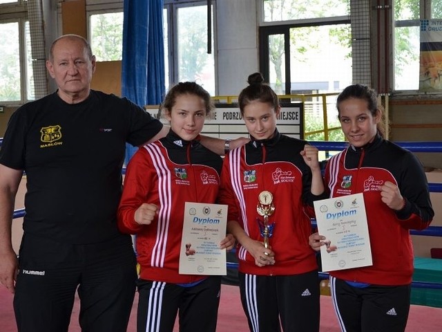 Od lewej: trener Janusz Domagała, Adrianna Jędrzejczyk, Sara Domagała, Aleksandra Linek.