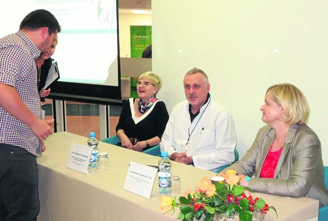 Dyrektor medyczny Radomskiego Centrum Onkologii, profesor Tadeusz Pieńkowski (w środku) przedstawił  możliwości terapeutyczne Radomskiego Centrum Onkologii.  Był czas na pytania od lekarzy.