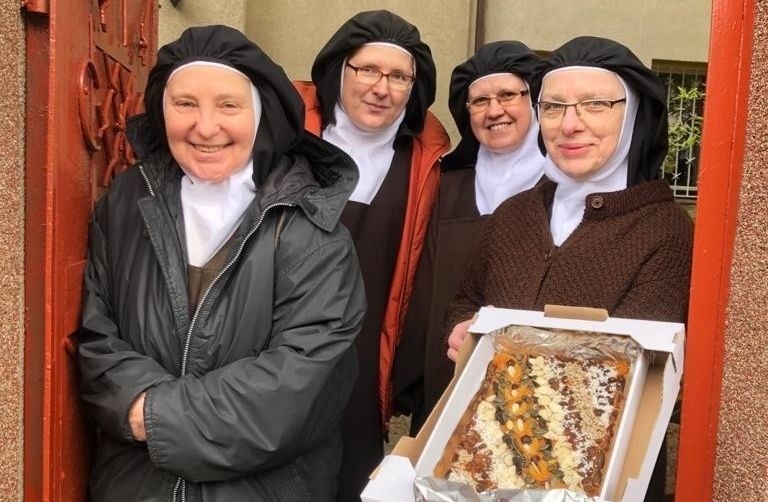 Ciasta od sióstr zakonnych trafiły do szpitali w Gdańsku,...