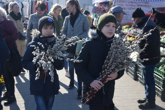 W niedzielę na targowisku w Wierzbicy pojawiły się już różne wielkanocne akcenty.