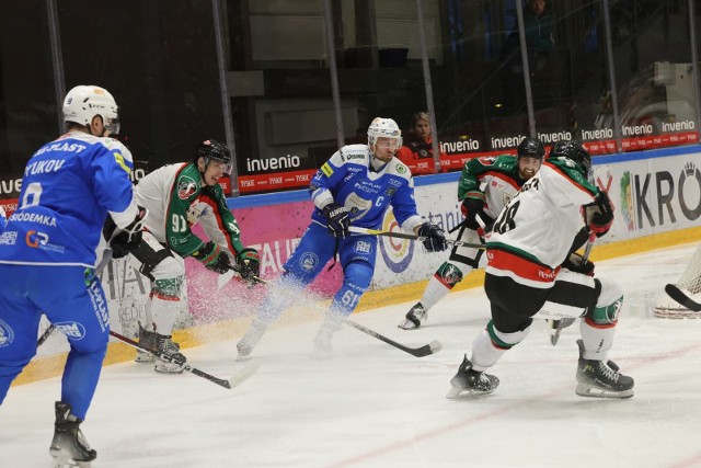 Hokeiści GKS Tychy i Re-Plast Unii Oświęcim stoczyli kolejny zacięty pojedynek w półfinale play off  Zobacz kolejne zdjęcia. Przesuwaj zdjęcia w prawo - naciśnij strzałkę lub przycisk NASTĘPNE