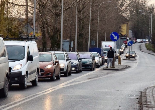 Po godzinie 7 rano doszło do awarii samochodu ciężarowego w Inowrocławiu na ul. Pakoskiej (DW 251). Ruch samochodów osobowych z Inowrocławia do Bydgoszczy kierowany był na drogę powiatową 2517 przez miejscowość Strzemkowo.- Lepiej omijać wjazd do Inowrocławia od strony Bydgoszczy i Pakości - informował nasz Czytelnik. - Na ul. Pakoskiej tworzą się ogromne korki. Samochód zepsuł się przy skrzyżowaniu drogi krajowej nr 25 i wojewódzkiej nr 251.Zobacz także: Auta jadące z przeciwka oślepiają światłami mijania!Jak dowiedzieliśmy się w Komendzie Powiatowej Policji w Inowrocławiu od godziny 8 rano miasto jest prawie całkowicie zablokowane – wjazd od strony Bydgoszczy i Pakości nadal jest utrudniony. Na miejsce przyjechała ekipa serwisowa, która sprawdzała czy awarię można usunąć na miejscu, czy trzeba samochód odholować do warsztatu.AKTUALIZACJA:  W tej chwili sytuacja wraca do normy. Ruch na DK nr 25 i DW 251 jest coraz płynniejszyPogoda na dzień (08.12.2016) | KUJAWSKO-POMORSKIEŹródło: TVN Meteo Active/x-news