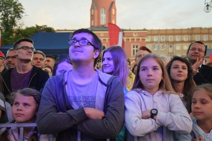 Częstochowa: Natalia Nykiel wystąpiła na dachu autobusu Red...