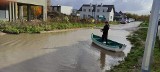 W ramach protestu pływa łódką po zalanej ulicy w Koszalinie. Wszystko przez fatalny stan dróg w mieście 