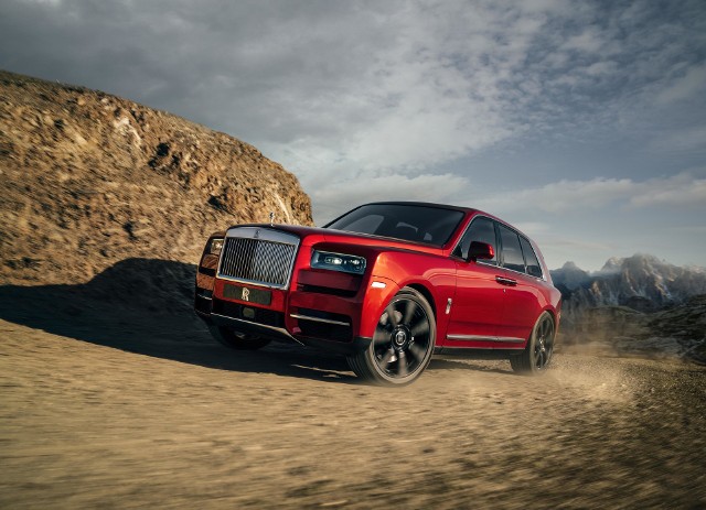 Rolls-Royce CullinanPod maską pracuje 6,75-litrowy silnik V12, który oferuje 563 KM mocy oraz 850 Nm maksymalnego momentu obrotowego. Napęd trafia na cztery koła, a zwrotność mają zapewnić obie skrętne osie.Fot. Rolls-Royce