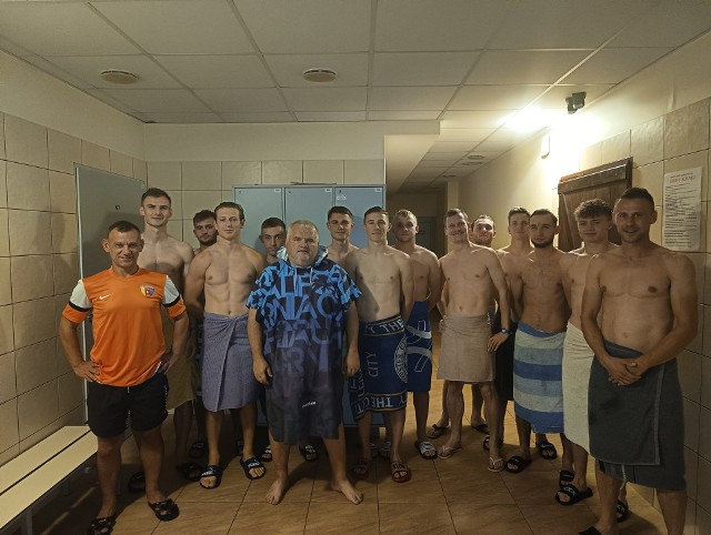 Piłkarze czwartoligowej Limanovii wybrali się do sauny. Towarzyszył im kierownik drużyny Mateusz Wroński, który jest saunamistrzem. O jego pasji pisaliśmy już na naszych łamach