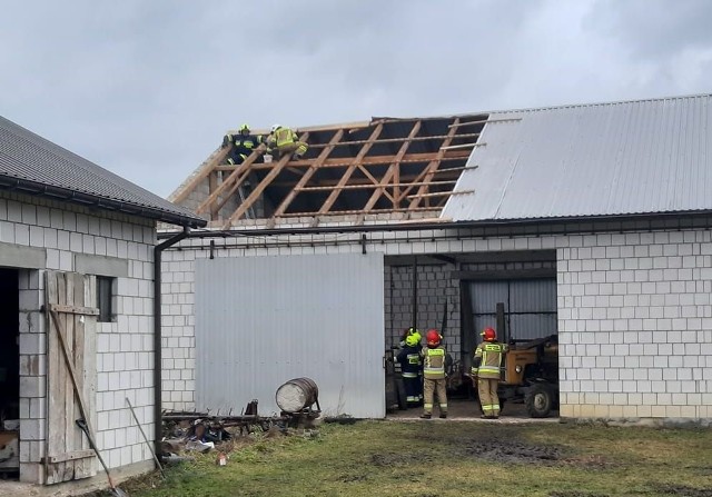 W Grabnie przy zabezpieczaniu uszkodzonego dachu pracowali strażacy z OSP Radzanów.