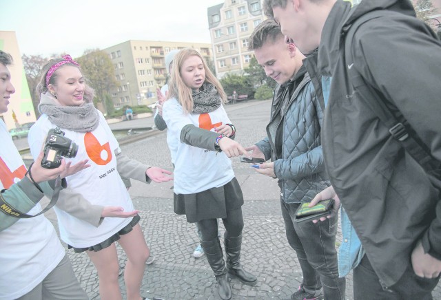 Proszę pokazać, co masz w kieszeni - to pytanie przechodniom młodzi fotograficy zadali ponad 130 razy. Co zobaczyli, można oglądać w Galerii  Kameralnej do 4 stycznia.