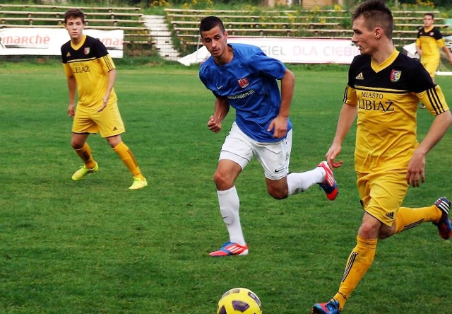Dawid Zgoda (w środku, w niebieskiej koszulce) szuka klubu w III lidze, więc jego gra wiosną w Sosnowiance stoi pod dużym znakiem zapytania.