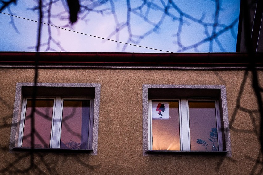 Mieszkańcy Gdańska solidaryzują się z kobietami w proteście. Symbole strajku kobiet w oknach gdańszczan. Zdjęcia