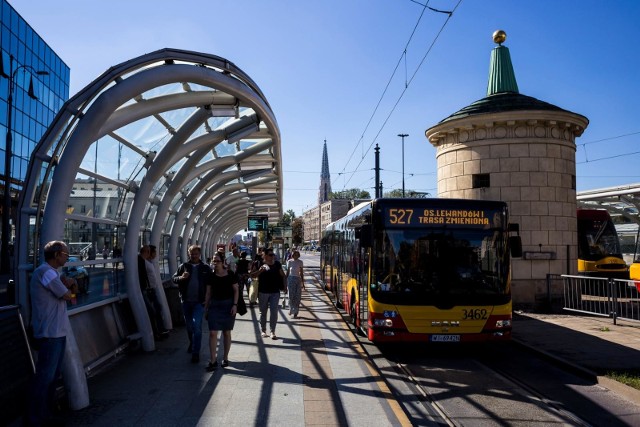 Utrudnienia w ruchu na weekend 7-8 marca. Zamknięte ulice, zmiany tras autobusów, wyłączenie stacji metra, Strajk Kobiet i mecz na Legii