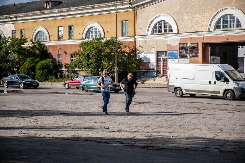 Podróżni biegną, aby zdążyć na 16.