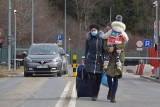 Na przejściu w Krościenku także bardzo duży ruch. Przybywa uchodźców z Ukrainy [ZDJĘCIA]