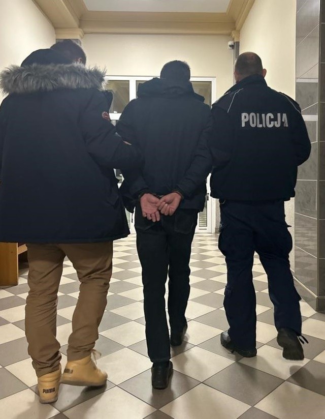 Jeden z trzech Gruzinów zatrzymanych przez policję w związku z zuchwałymi kradzieżami metodą "na kolec" w Łodzi na Bałutach.