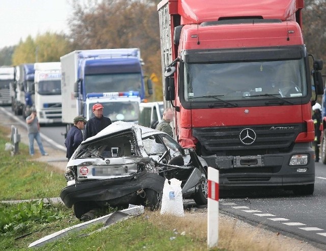 Astra uderzyła w ciężarówkę.