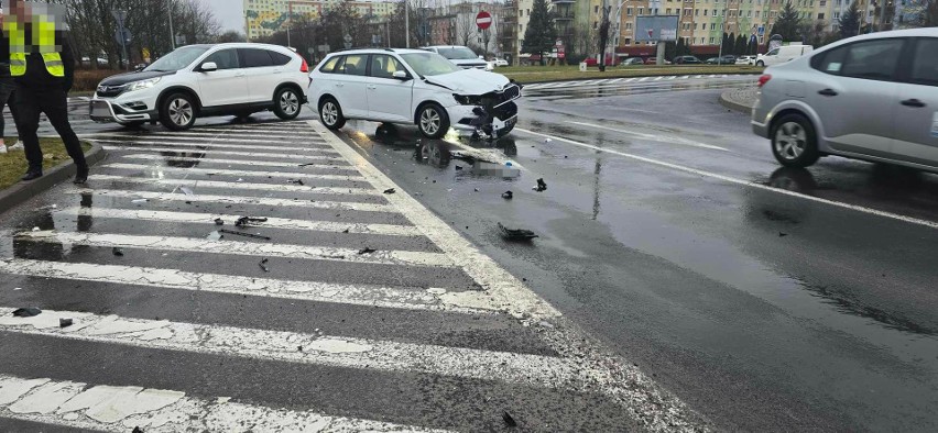 Zderzenie dwóch samochodów osobowych koło Galerii Emka w Koszalinie [ZDJĘCIA]