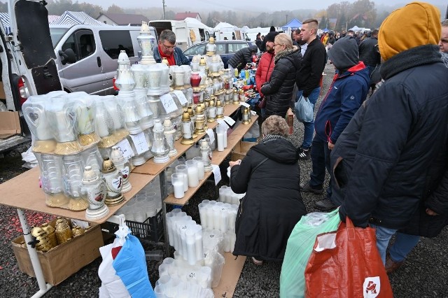 W niedzielę, 24 października giełda w Miedzianej Górze koło Kielc jak co tydzień przeżywała prawdziwe oblężenie. Pomimo chłodu chętnych na zakupy nie brakowało. Sporo osób kupowało ciepłe kurtki i buty. Wielkim powodzeniem cieszyły się stroiki, zniczy i kwiaty na groby. Zobaczcie na kolejnych slajdach, co działo się w niedzielę 24 października na giełdzie w Miedzianej Górze>>>