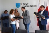 Starosta wręczył laptopy uczniom Specjalnej Szkoły Podstawowej w Starachowicach