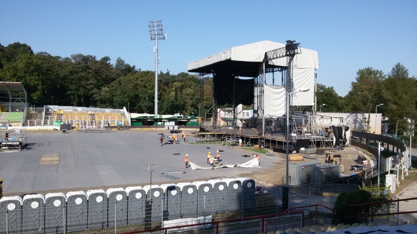 Po koncercie Linkin Park w Rybniku sprzątają stadion. A tak...